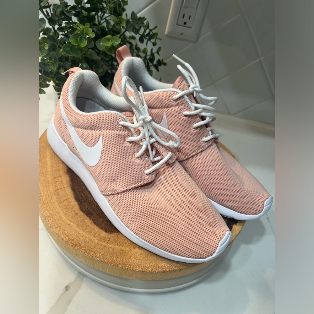 NWOT Nike womens Roshe One Running Sz 9